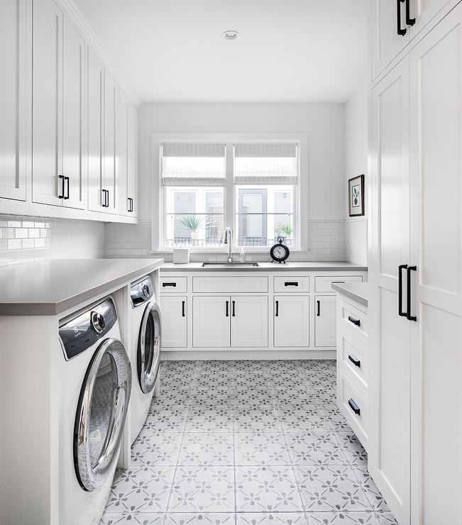 laundry room with stagger upper and lower cabinets